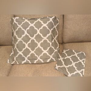 Pottery Barn Teen 2 Piece "Gray/White Clover" Reversible Standard Shams